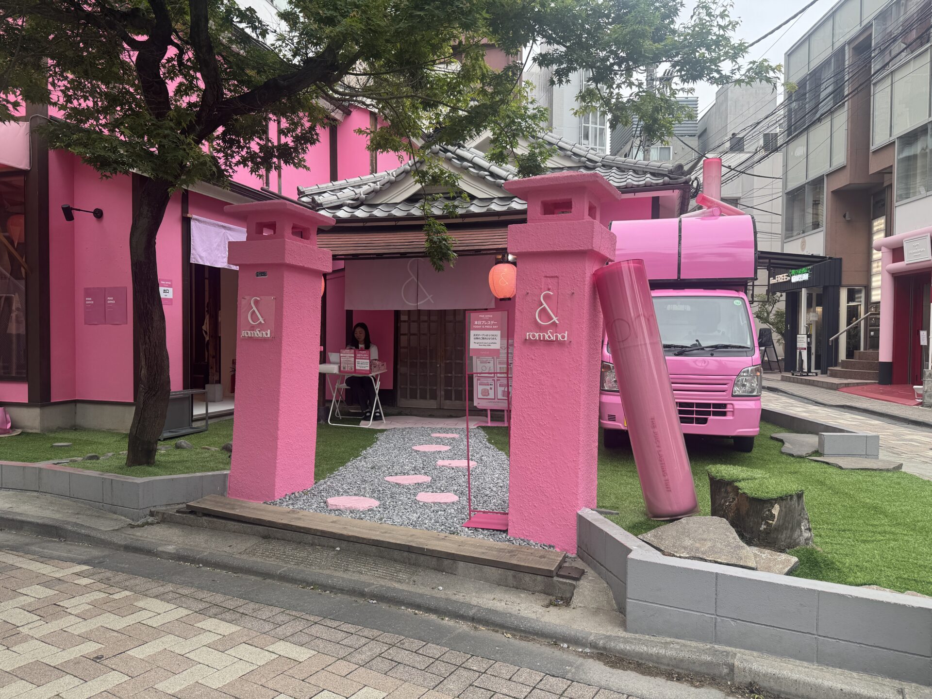 【rom&nd】即席パーソナルカラー診断も！原宿に登場した“PINK OFFICE”に行ってみた
