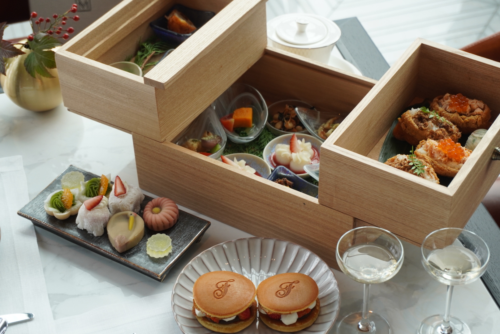 話題の新ホテル「フェアモント東京」Vue Merで味わう、上品な和のアフタヌーンティー