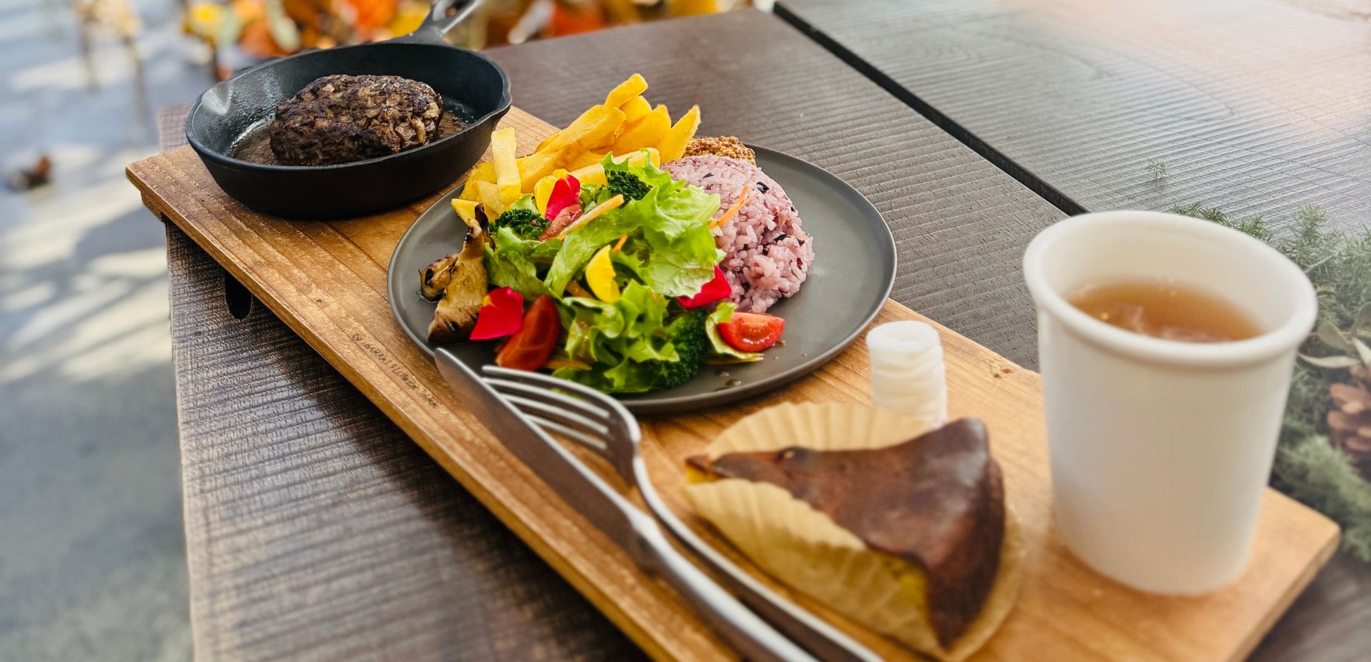 都内から約2時間。日帰り＆宿泊も！バラに囲まれて楽しむ体験と飲食が魅力のフラワーパーク