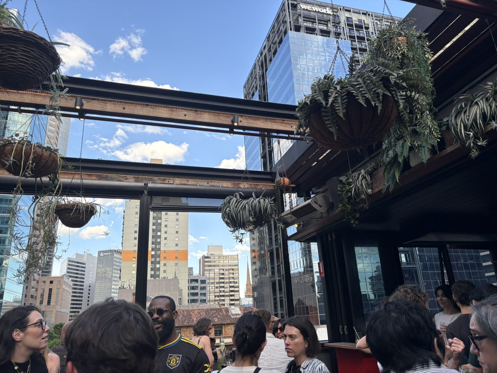 メルボルンの空を味わう。ローカルが愛するルーフトップバーの楽しみ方