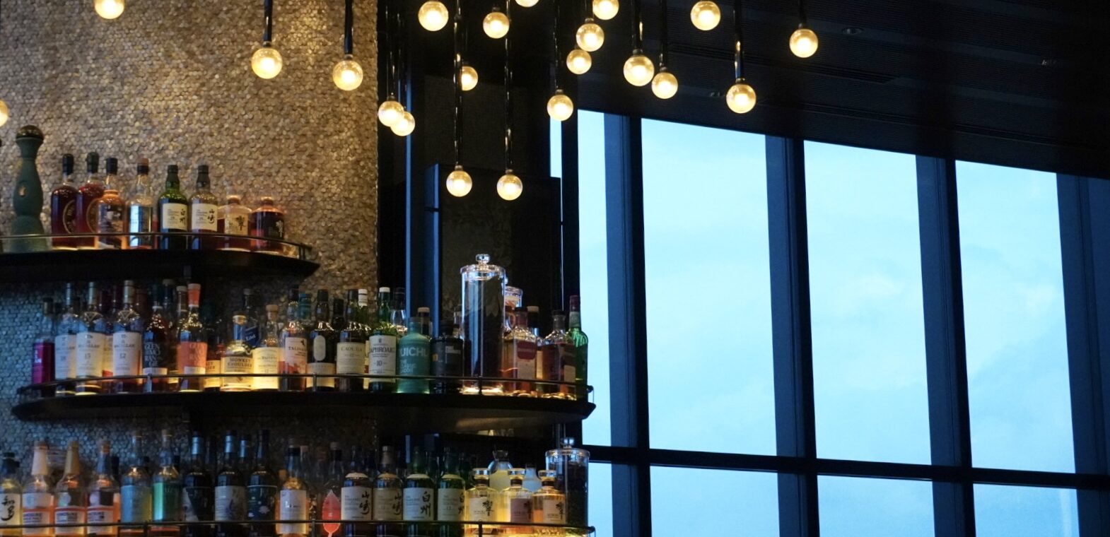 フォーシーズンズホテル大阪で叶える、記念日に選びたい夜景バー体験