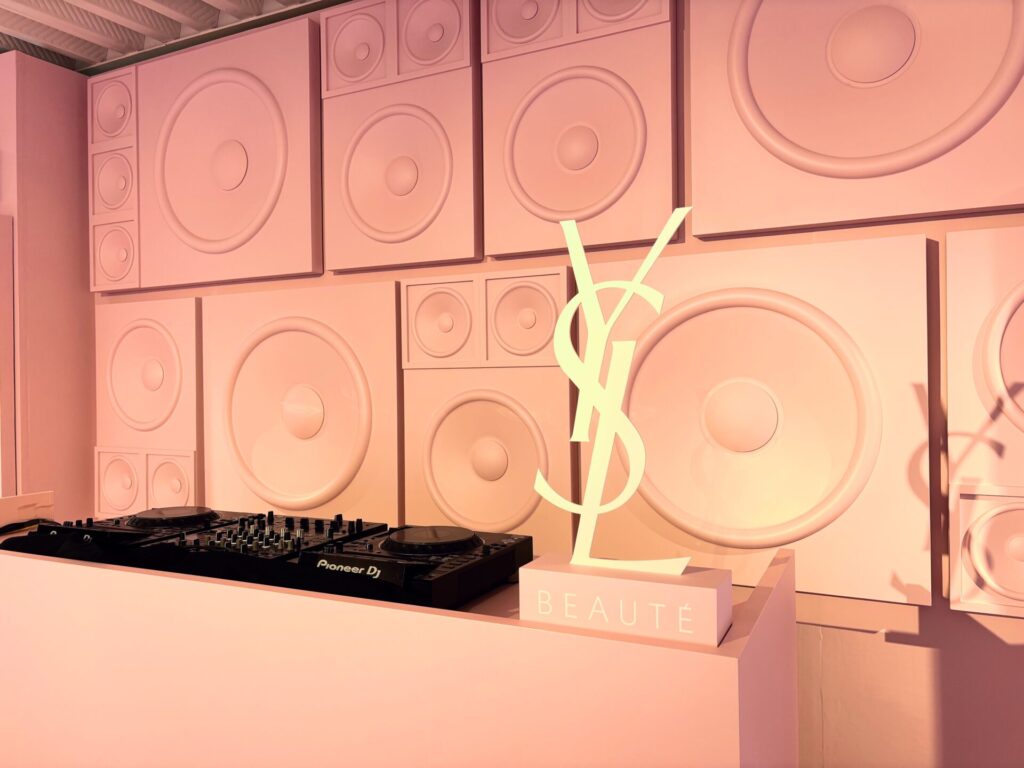 1階で秘密のホテルへチェックイン