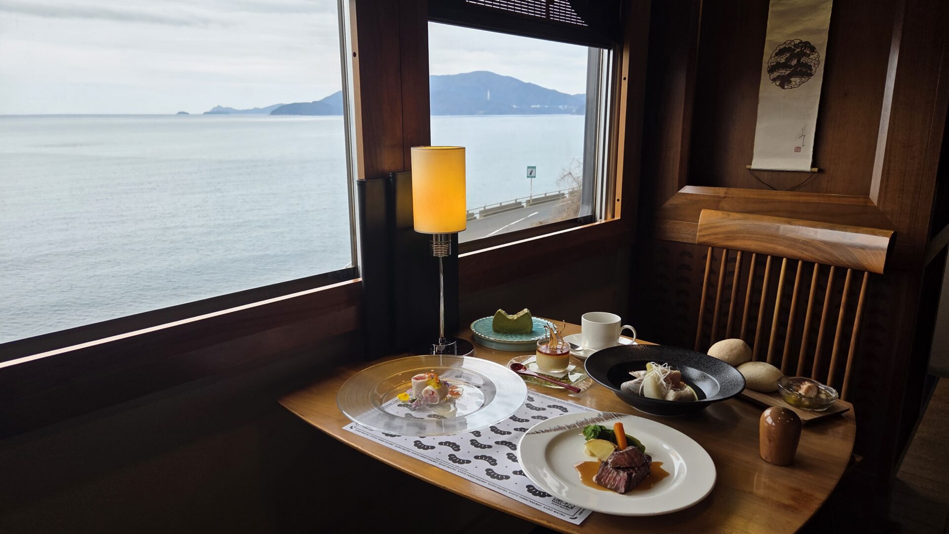 海の上を走る！？京都のレストラン列車-くろまつ号-で特別な休日を