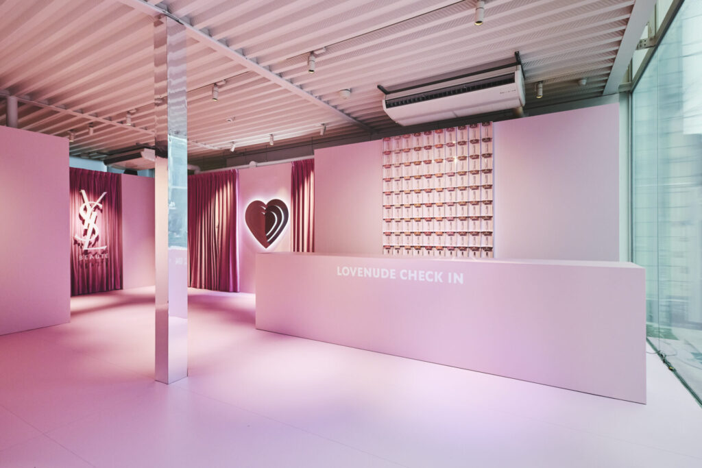 1階で秘密のホテルへチェックイン