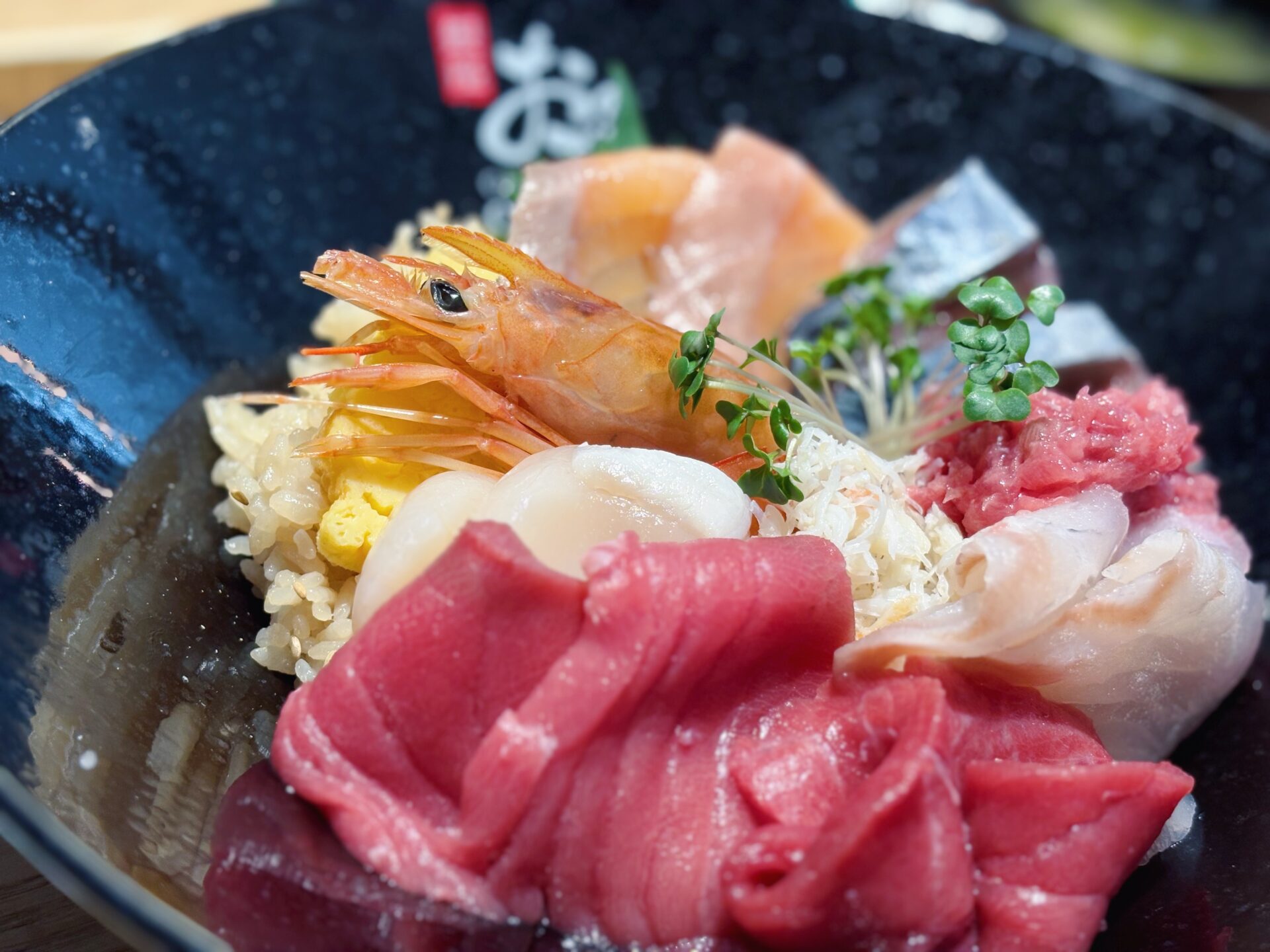 羽田空港で味わう贅沢海鮮丼。「海鮮丼 銀座おのでら」の新メニューを実食レポ