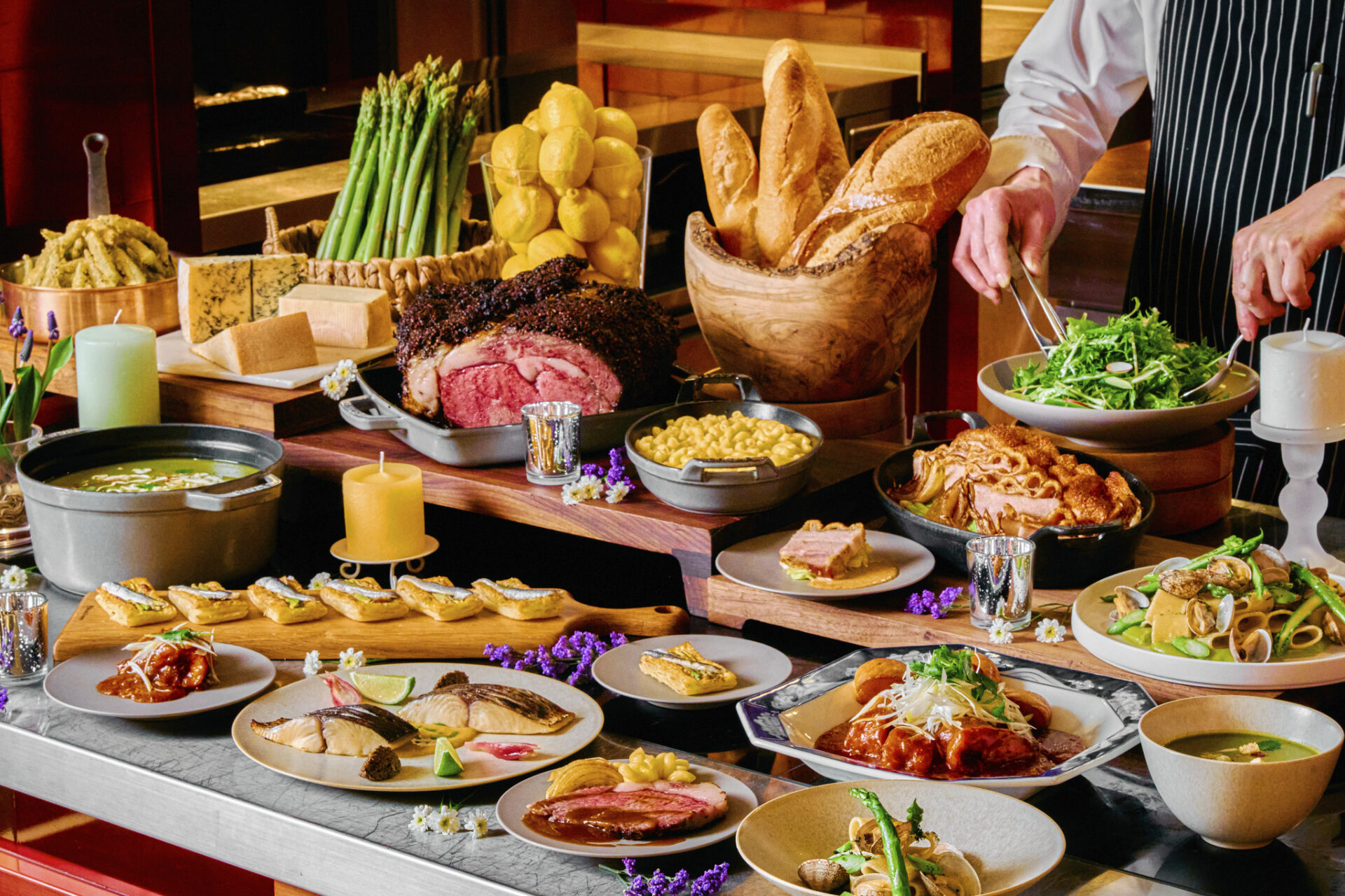 話題のホテルランチビュッフェへ。出来たてを味わう「Crossroads Kitchen」体験