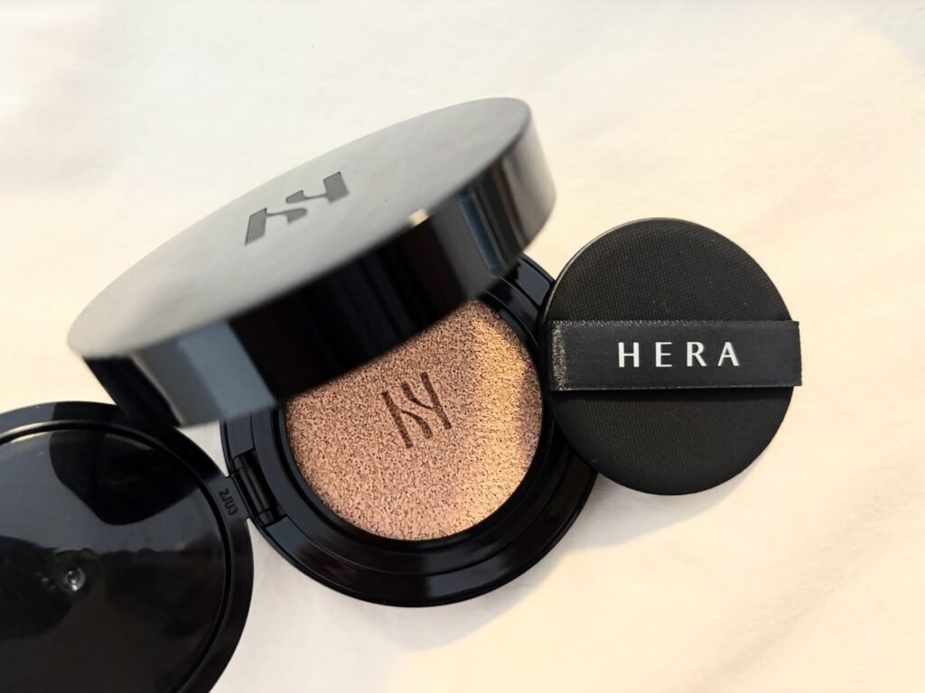 HERA「ブラック クッション ファンデーション」