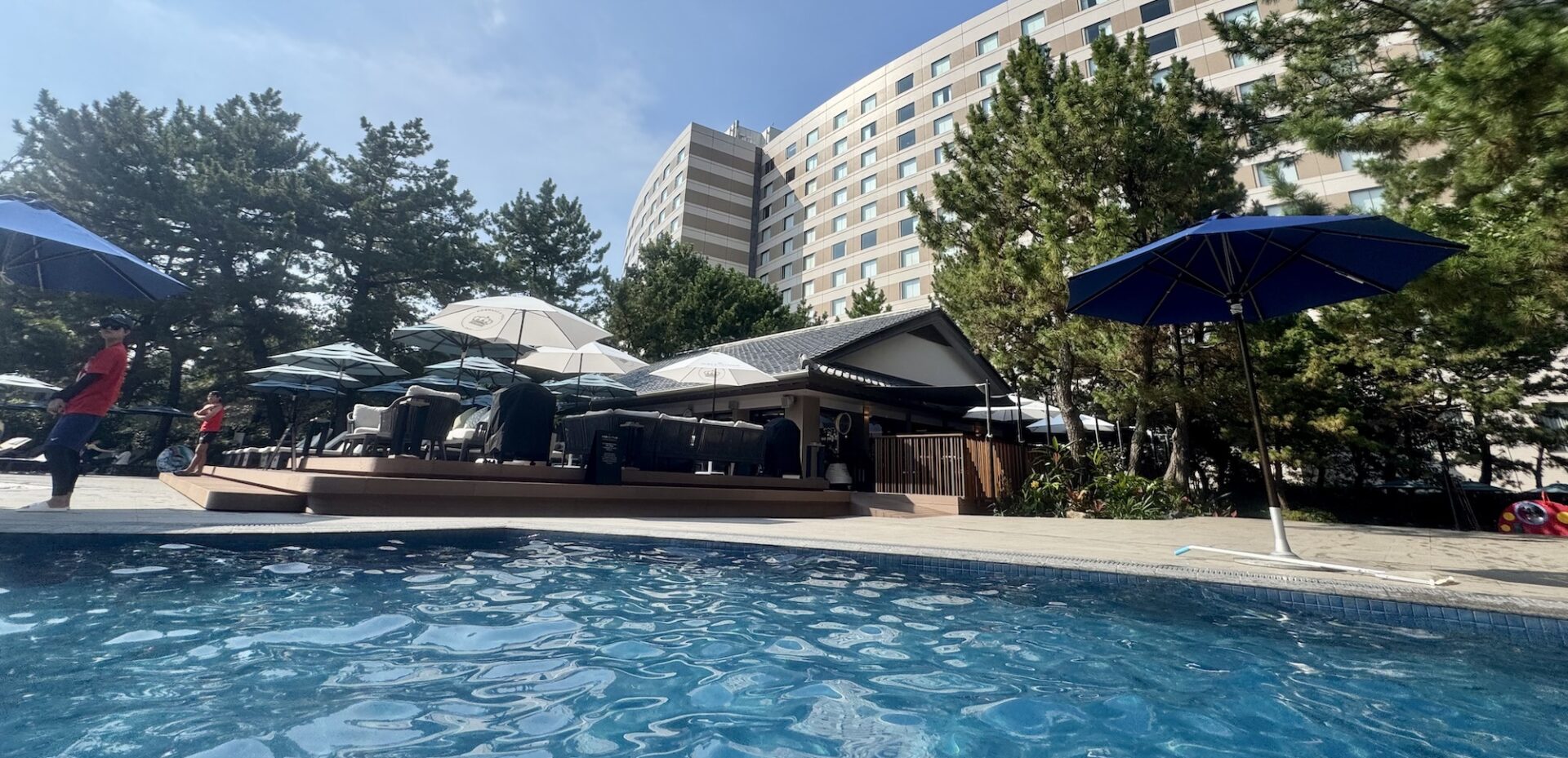 都心から約30分でリゾートへ。ヒルトン東京ベイ「ガーデンプールレストラン」で過ごす大人の夏時間