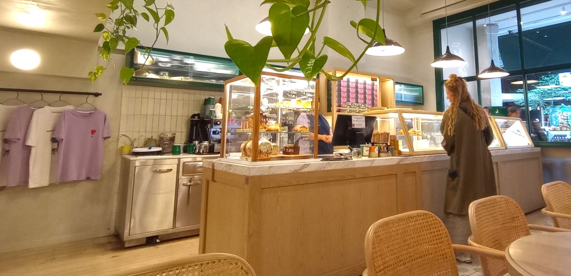 古代ギリシャの香り漂うアテネで、ヘルスコンシャスが集うカフェを訪ねて