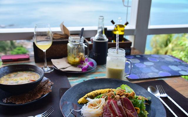 サムイ島の絶景カフェ ローフードにトライ