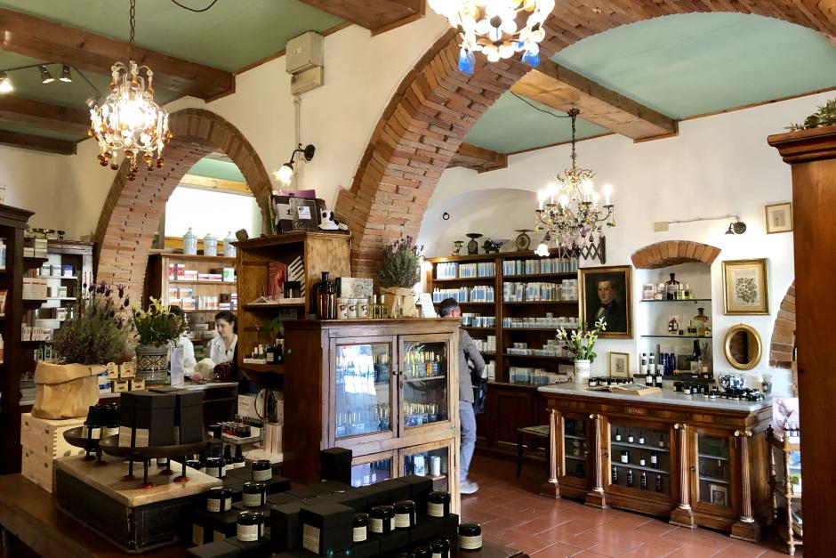 イタリア トスカーナで一番美しい薬局が作った宝石のようなコスメ