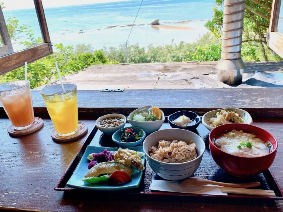 次の旅先に。ヘルシー野菜と絶景を堪能できる沖縄の隠れ家カフェ
